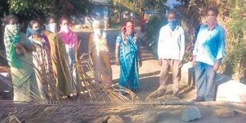ರಸ್ತೆಗೆ ಅಡ್ಡ ಹಾಕಿರುವ ಬುಡಕಟ್ಟು ಜನಾಂಗ