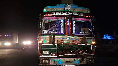 ಅಪಘಾತಕ್ಕೀಡಾದ ಲಾರಿಯ ಚಿತ್ರ