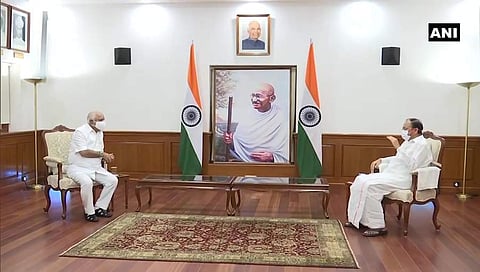 ಉಪ ರಾಷ್ಟ್ರಪತಿ ವೆಂಕಯ್ಯ ನಾಯ್ಡು ಅವರೊಂದಿಗೆ ಮಾತುಕತೆ ನಡೆಸುತ್ತಿರುವ ಸಿಎಂ ಯಡಿಯೂರಪ್ಪ