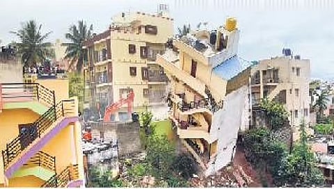 ಕಮಲನಗರದಲ್ಲಿ ಕುಸಿದಿರುವ ಕಟ್ಟಡ
