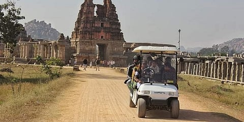 ಹಂಪಿಯ ವಿಜಯ ವಿಠಲ ದೇವಾಲಯದ ಬಳಿ ಪ್ರವಾಸಿಗರು