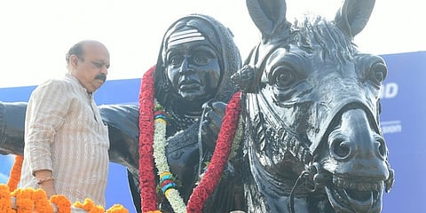 ಕಿತ್ತೂರು ಚನ್ನಮ್ಮ ವೃತ್ತದಲ್ಲಿ ರಾಣಿ ಚನ್ನಮ್ಮನ ಜಯಂತಿ ಅಂಗವಾಗಿ ಪ್ರತಿಮೆಗೆ ಮಾಲಾರ್ಪಣೆ ಮಾಡಿದ ಸಿಎಂ ಬೊಮ್ಮಾಯಿ