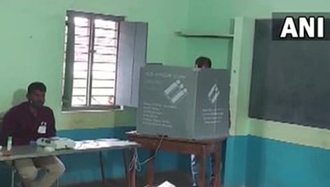 ಹಾನಗಲ್ ನಲ್ಲಿ ಮತದಾನ ಪ್ರಕ್ರಿಯೆ ನಡೆಯುತ್ತಿರುವುದು.