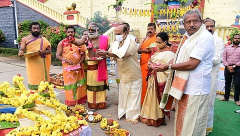 ಕೃಷ್ಣರಾಜ ಸಾಗರ ಡ್ಯಾಮ್ ಬಳಿ ತಮ್ಮ ಪತ್ನಿ ಸಮೇತವಾಗಿ ತಾಯಿ ಕಾವೇರಿಗೆ ವಿಶೇಷ ಪೂಜೆ ಸಲ್ಲಿಸುತ್ತಿರುವ ಸಿಎಂ ಬೊಮ್ಮಾಯಿ