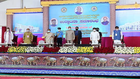 ಚಾಮರಾಜನಗರ ವೈದ್ಯಕೀಯ ವಿಜ್ಞಾನ ಸಂಸ್ಥೆ ಆಯೋಜಿಸಿದ್ದ 450 ಹಾಸಿಗೆಯ ಬೋಧನಾ ಆಸ್ಪತ್ರೆಯ ಉದ್ಘಾಟನಾ ಸಮಾರಂಭದಲ್ಲಿ ರಾಷ್ಟ್ರಪತಿ ರಾಮನಾಥ್ ಕೋವಿಂದ್ ಹಾಗೂ ರಾಜ್ಯಪಾಲ ಥ್ಯಾವರ್ ಚಂದ್ ಗೆಹ್ಲೊಟ್ ಅವರೊಂದಿಗೆ ಮುಖ್ಯಮಂತ್ರಿ ಬೊಮ್ಮಾಯಿ ಪಾಲ್ಗೊಂಡಿದ್ದರು.