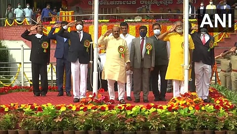 ಕನ್ನಡ ರಾಜ್ಯೋತ್ಸವ ಹಿನ್ನೆಲೆಯಲ್ಲಿ ಧ್ವಜಾರೋಹಣ ನೆರವೇರಿಸಿದ ಸಿಎಂ ಬೊಮ್ಮಾಯಿ