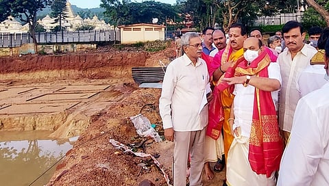ತಿರುಪತಿಯಲ್ಲಿ ನಿರ್ಮಾಣವಾಗುತ್ತಿರುವ ಕರ್ನಾಟಕ ಭವನ ಕಟ್ಟಡದ ನಿರ್ಮಾಣ ಕಾಮಗಾರಿಯನ್ನು ಪರಿಶೀಲಿಸಿದ ಮುಖ್ಯಮಂತ್ರಿ ಬಸವರಾಜ ಬೊಮ್ಮಾಯಿ ಹಾಗೂ ಇತರರು