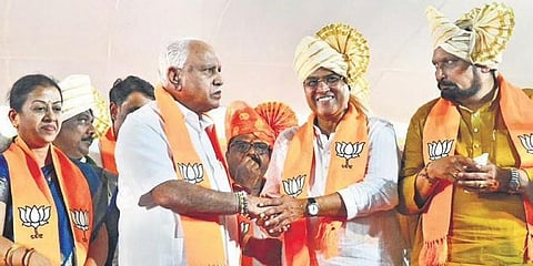 ಭಾನುವಾರ ಬೆಳಗಾವಿಯಲ್ಲಿ ನಡೆದ ಜನಸ್ವರಾಜ್ ಯಾತ್ರೆಯಲ್ಲಿ ಬಿಜೆಪಿಯ ಹಿರಿಯ ನಾಯಕ ಬಿಎಸ್ ಯಡಿಯೂರಪ್ಪ ಅವರು ಬೆಳಗಾವಿಯ ಎಂಎಲ್ಸಿ ಚುನಾವಣೆಗೆ ಪಕ್ಷದ ಅಭ್ಯರ್ಥಿ ಮಹಾಂತೇಶ ಕವಟಗಿಮಠ ಅವರನ್ನು ಅಭಿನಂದಿಸಿದರು.