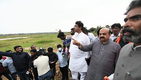 ಚಿಕ್ಕಬಳ್ಳಾಪುರ ತಾಲ್ಲೂಕಿನ ಆನೆಮೊಡಗು ಗ್ರಾಮಕ್ಕೆ ತೆರಳಿ ಭಾರಿ ಮಳೆಯಿಂದ ಹಾನಿಗೊಳಗಾದ ಪ್ರದೇಶಗಳನ್ನು ವೀಕ್ಷಿಸುತ್ತಿರುವ ಸಿಎಂ ಬೊಮ್ಮಾಯಿ ಹಾಗೂ ಇತರೆ ಅಧಿಕಾರಿಗಳು.