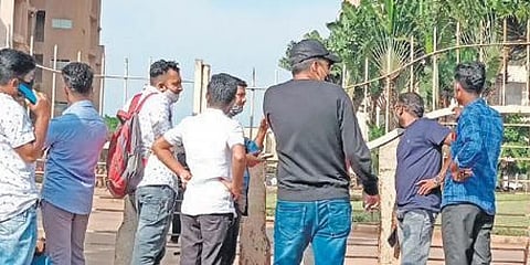 ರೋಗಿಗಳ ಸಂಬಂಧಿಕರು ಎಸ್ಡಿಎಂ ವೈದ್ಯಕೀಯ ಕಾಲೇಜಿನ ಗೇಟ್ಗಳ ಹೊರಗೆ ಕಾದು ನಿಂತಿರುವುದು.