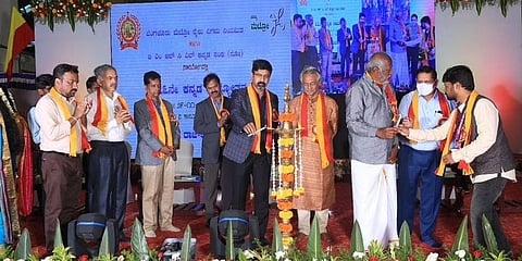 ನಮ್ಮ ಮೆಟ್ರೋ ವರ್ಷದ ಕನ್ನಡಿಗ ಪ್ರಶಸ್ತಿ ಪ್ರದಾನ ಸಮಾರಂಭದಲ್ಲಿ ಮಾಸ್ಕ್ ಧರಿಸದ ಗಣ್ಯರು