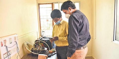 ಕಳೆದ ಅಕ್ಟೋಬರ್ ತಿಂಗಳಿನಲ್ಲಿ ಮಸೂತಿ ಗ್ರಾಮದಲ್ಲಿ ಭೂವಿಜ್ಞಾನಿಗಳು ಭೂಕಂಪ ಮಾಪಕವನ್ನು ಸ್ಥಾಪಿಸುತ್ತಿರುವುದು.
