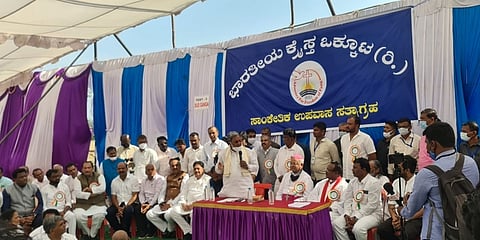 ಮತಾಂತರ ನಿಷೇಧ ಕಾಯಿದೆ ಜಾರಿಗೆ ವಿರೋಧಿಸಿ ಭಾರತೀಯ ಕ್ರೈಸ್ತ ಒಕ್ಕೂಟ ಹಮ್ಮಿಕೊಂಡಿದ್ದ ಧರಣಿ ಸತ್ಯಾಗ್ರಹದಲ್ಲಿ ಸಿದ್ದರಾಮಯ್ಯ ಭಾಗವಹಿಸಿದರು.
