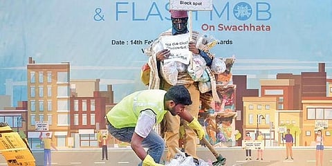 ಬೆಂಗಳೂರಿನ ಚರ್ಚ್ ಸ್ಟ್ರೀಟ್ನಲ್ಲಿ ಬಿಬಿಎಂಪಿ ಸಿಬ್ಬಂದಿ ಭಾನುವಾರ ಕಸದ ಸಮಸ್ಯೆ ಮತ್ತು ತ್ಯಾಜ್ಯ ನಿರ್ವಹಣೆಯ ಮಹತ್ವ ಕುರಿತು ಬೀದಿ ನಾಟಕ ಪ್ರದರ್ಶಿಸಿದರು.