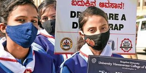 ಡಿಸೆಂಬರ್ 26, 2021 ರಂದು ಬೆಂಗಳೂರಿನಲ್ಲಿ ನಡೆದ ಮಾದಕ ದ್ರವ್ಯ ವಿರೋಧಿ ಅಭಿಯಾನದಲ್ಲಿ ಪಾಲ್ಗೊಂಡಿರುವ ವಿದ್ಯಾರ್ಥಿಗಳು.