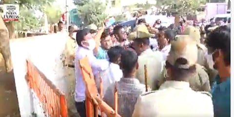 ಶಾಸಕ ಭೀಮಾ ನಾಯ್ಕ್ ಕೈಯಲ್ಲಿ ಚಪ್ಪಲಿ ಇರುವ ಚಿತ್ರ