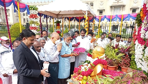 ಭಾರತ ರತ್ನ, ಸಂವಿಧಾನ ಶಿಲ್ಪಿ ಡಾ. ಬಿ.ಆರ್ ಅಂಬೇಡ್ಕರ್ ಮಹಾ ಪರಿನಿರ್ವಾಣ ದಿನವಾದ ಇಂದು ವಿಧಾನಸೌಧ ಆವರಣದಲ್ಲಿರುವ ಅವರ ಪ್ರತಿಮೆಗೆ ಪ್ರಾಥಮಿಕ ಶಿಕ್ಷಣ ಸಚಿವ ಬಿ ಸಿ ನಾಗೇಶ್ ಮಾಲಾರ್ಪಣೆ ಮಾಡಿದರು.