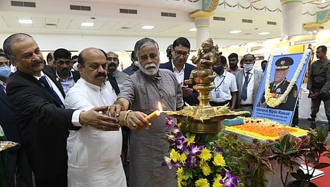 ಬೆಂಗಳೂರಿನ ವಿಧಾನಸೌಧ ಬ್ಯಾಂಕ್ವೆಟ್ ಹಾಲ್ ನಲ್ಲಿ ಆಯೋಜಿಸಿದ್ದ ರಕ್ಷಣಾ ಇಲಾಖೆಯ ವಸ್ತು ಪ್ರದರ್ಶನ ಕಾರ್ಯಕ್ರಮದಲ್ಲಿ ನಿನ್ನೆ ಅಪಘಾತದಲ್ಲಿ ನಿಧನರಾದ ದೇಶದ ರಕ್ಷಣಾ ಪಡೆ ಮುಖ್ಯಸ್ಥರಾದ ಜನರಲ್ ಬಿಪಿನ್ ರಾವತ್ ಅವರಿಗೆ ಪುಷ್ಪ ನಮನ ಸಲ್ಲಿಸಿ ಶ್ರದ್ಧಾಂಜಲಿ ಅರ್ಪಿಸಲಾಯಿತು. ಈ ಸಂದರ್ಭದಲ್ಲಿ ಶಿಕ್ಷಣ ಸಚಿವ ಬಿ ಸಿ ನ