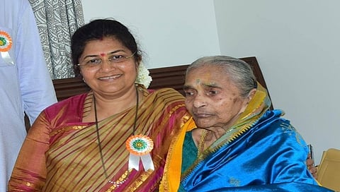 ತಾಯಿಯೊಂದಿಗೆ ಸಚಿವೆ ಶಶಿಕಲಾ ಜೊಲ್ಲೆ