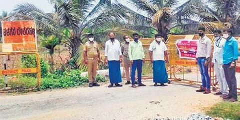 ಹೊಳಗೆರೆ ದೇವರಾಜಹಳ್ಳಿಯಲ್ಲಿ ನಿಂತಿರುವ ಗ್ರಾಮಸ್ಥರು ಹಾಗೂ ಪೊಲೀಸರು