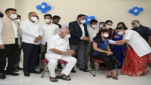 ಮುಖ್ಯಮಂತ್ರಿ ಬಿ ಎಸ್ ಯಡಿಯೂರಪ್ಪ ಅವರು ಇಂದು 18 ವರ್ಷ ಮೇಲ್ಪಟ್ಟವರಿಗೆ ಲಸಿಕೆ ನೀಡುವ ಕಾರ್ಯಕ್ರಮಕ್ಕೆ ಬೌರಿಂಗ್ ಆಸ್ಪತ್ರೆಯಲ್ಲಿ ಸಾಂಕೇತಿಕವಾಗಿ ಚಾಲನೆ ನೀಡಿದರು.
