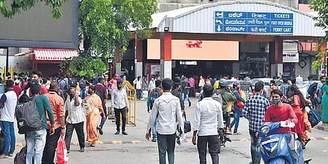 ರೈಲ್ವೇ ನಿಲ್ದಾಣದಲ್ಲಿರುವ ಜನ
