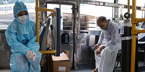 ಆಕ್ಸಿಜನ್ ಬಸ್ ನಲ್ಲಿ ಕೋವಿಡ್ ರೋಗಿಗೆ ಸೇವೆ ನೀಡುತ್ತಿರುವ ಆರೋಗ್ಯ ಕಾರ್ಯಕರ್ತೆ
