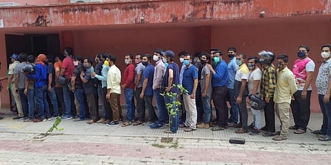 ಲಸಿಕಾ ಕೇಂದ್ರದ ಬಳಿ ಬಿಹಾರದ ಯುವಕರ ಚಿತ್ರ