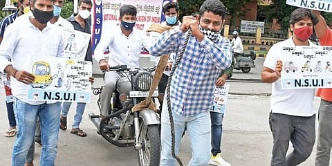 ದೇಶದಲ್ಲಿ ಇಂಧನ ಬೆಲೆ ಗಗನಕ್ಕೇರಿರುವುದನ್ನು ವಿರೋಧಿಸಿ ಎನ್ಎಸ್ಯುಐ ಕಾರ್ಯಕರ್ತರು ಮೈಸೂರಿನಲ್ಲಿ ಸೋಂಮವಾರ ಪ್ರತಿಭಟನೆ ನಡೆಸಿದರು.