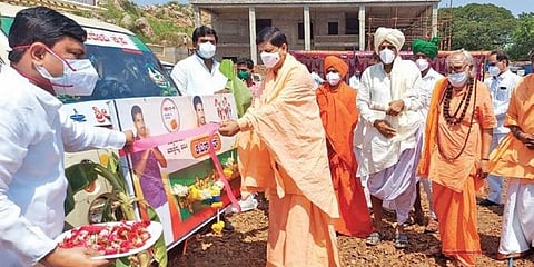ಅನ್ನ ದಾಸೋಹಕ್ಕೆ ಆಹಾರ ಕೊಂಡೊಯ್ಯುತ್ತಿರುವ ವಾಹನಕ್ಕೆ ಪೂಜೆ ಸಲ್ಲಿಸುತ್ತಿರುವ ಶ್ರೀ ಬೂದಿ ಬಸವೇಶ್ವರ ಶಿವಾಚಾರ್ಯ ಸ್ವಾಮೀಜಿಗಳು