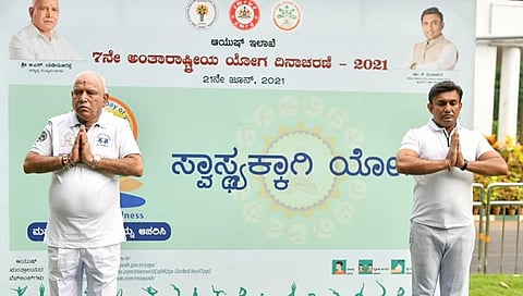 ಅಧಿಕೃತ ನಿವಾಸ ಕಾವೇರಿಯಲ್ಲಿ ಯೋಗ ಮಾಡುತ್ತಿರುವ ಮುಖ್ಯಮಂತ್ರಿ ಬಿ ಎಸ್ ಯಡಿಯೂರಪ್ಪ ಮತ್ತು ಆರೋಗ್ಯ ಸಚಿವ ಡಾ ಕೆ ಸುಧಾಕರ್