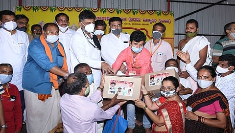 ಕಾಂಗ್ರೆಸ್ ವತಿಯಿಂದ ಫುಡ್ ಕಿಟ್ ನ್ನು ಧಾರವಾಡದಲ್ಲಿ ವಿತರಿಸಿದ ಡಿ ಕೆ ಶಿವಕುಮಾರ್