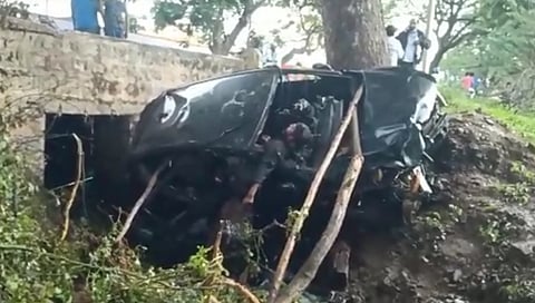 ಅಪಘಾತಕ್ಕೀಡಾದ ಕಾರು