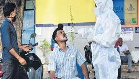 ಆರೋಗ್ಯ ಕಾರ್ಯಕರ್ತರೊಬ್ಬರು ಬೆಂಗಳೂರಿನ ಕೆಎಸ್ಆರ್ ರೈಲ್ವೆ ನಿಲ್ದಾಣದ ಬಳಿ ವ್ಯಕ್ತಿಯ ಸ್ವ್ಯಾಬ್ ಮಾದರಿಗಳನ್ನು ಸಂಗ್ರಹಿಸುತ್ತಿರುವುದು