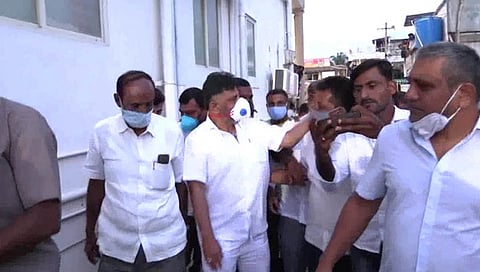 ಕಾಂಗ್ರೆಸ್ ಕಾರ್ಯಕರ್ತನ ತಲೆ ಮೇಲೆ ಹೊಡೆ ಡಿಕೆಶಿವಕುಮಾರ್