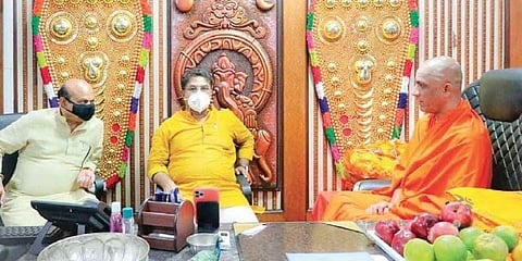 ನಾಯಕತ್ವ ಬದಲಾವಣೆ ಹೇಳಿಕೆಯಿಂದ ಸರ್ಕಾರದ ವರ್ಚಸ್ಸಿಗೆ ಧಕ್ಕೆ: ಡ್ಯಾಮೇಜ್ ಕಂಟ್ರೋಲ್ ಗಾಗಿ ಮಠಗಳಿಗೆ ಬಿಎಸ್ ವೈ ಆಪ್ತರ ರೌಂಡ್ಸ್