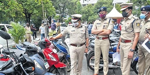 ವಶಕ್ಕೆ ಪಡೆಯಲಾಗಿರುವ ಬೈಕ್ ಗಳ ಪರಿಶೀಲಿಸುತ್ತಿರುವ ನಗರ ಪೊಲೀಸ್ ಆಯುಕ್ತ ಕಮಲ್ ಪಂತ್