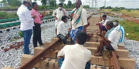ಹಳಿಗಳ ಮೇಲೆ ಗ್ರಾಮಸ್ಥರ ಪ್ರತಿಭಟನೆ