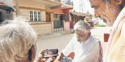 ಯಡಿಯೂರಪ್ಪ ಅವರ ಭಾಷಣವನ್ನು ಮೊಬೈಲ್ ನಲ್ಲಿ ವೀಕ್ಷಿಸುತ್ತಿರುವ ಬೂಕನಕೆರೆಯ ನಿವಾಸಿಗಳು