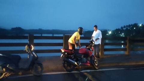 ಸೇತುವೆ ಬಳಿ ಪತ್ತೆಯಾಗಿರುವ ಬೈಕ್