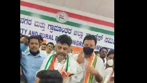 ಮೈಸೂರಿನಲ್ಲಿಂದು ಕಾಂಗ್ರೆಸ್ ರಾಜ್ಯ ಉಸ್ತುವರಿ ರಂದೀಪ್ ಸಿಂಗ್ ಸುರ್ಜೆವಾಲಾ ಮತ್ತು ಕೆಪಿಸಿಸಿ ಅಧ್ಯಕ್ಷ ಡಿ ಕೆ ಶಿವಕುಮಾರ್ ಅವರಿಗೆ ಸ್ವಾಗತ ಕೋರಿದ ಜಿಲ್ಲೆಯ ಕಾರ್ಯಕರ್ತರು
