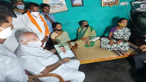 ಚಾಮರಾಜನಗರ ಜಿಲ್ಲೆಯ ಗುಂಡ್ಲುಪೇಟೆ ತಾಲ್ಲೂಕಿನ ಬೊಮ್ಮಲಾಪುರದ ಅಭಿಮಾನಿ ರವಿ ನಿವಾಸಕ್ಕೆ ನಿನ್ನೆ ಭೇಟಿ ನೀಡಿದ್ದ ಮಾಜಿ ಮುಖ್ಯಮಂತ್ರಿ ಬಿ ಎಸ್ ಯಡಿಯೂರಪ್ಪ