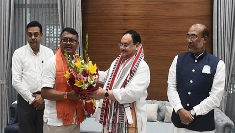 ಬಿಜೆಪಿ ಸೇರ್ಪಡೆಯಾದ ಮಣಿಪುರದ ಮಾಜಿ ಕಾಂಗ್ರೆಸ್ ನಾಯಕ ಗೋವಿಂದಾಸ್ ಕೊಂತೌಜಮ್ ಅವರಿಗೆ ಅಧ್ಯಕ್ಷ ಜೆ ಪಿ ನಡ್ಡಾ ಅಭಿನಂದನೆ