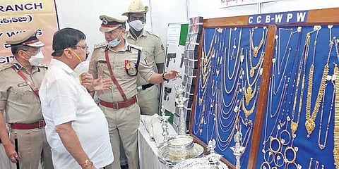 ಕಳವಾಗಿದ್ದ ವಸ್ತಗಳನ್ನು ವಶಪಡಿಸಿಕೊಂಡಿರುವ ಪೊಲೀಸರು