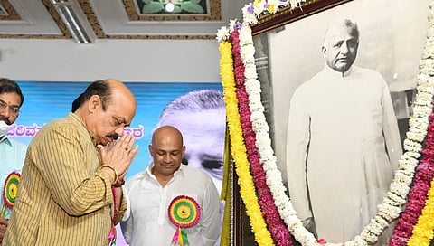 ಮಾಜಿ ಮುಖ್ಯಮಂತ್ರಿ ದಿ. ದೇವರಾಜ ಅರಸು ಅವರ 106ನೇ ಜನ್ಮದಿನಾಚರಣೆಯ ಅಂಗವಾಗಿ ಮುಖ್ಯಮಂತ್ರಿ ಬಸವರಾಜ ಎಸ್.ಬೊಮ್ಮಾಯಿ ರವರು ಇಂದು ಅರಸು ಪ್ರತಿಮೆಗೆ ಮಾಲಾರ್ಪಣೆ ಮಾಡಿ ಗೌರವ ವಂದನೆ ಸಲ್ಲಿಸಿದರು.