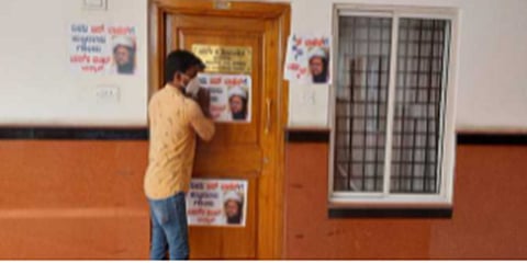 ಯತ್ನಾಳ್ ಕಚೇರಿಗೆ ಭಿತ್ತಿಪತ್ರ ಅಂಟಿಸಿದ ಕಾಂಗ್ರೆಸ್ ಕಾರ್ಯಕರ್ತರು