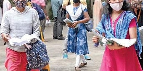 ಶಿಕ್ಷಕರ ಅರ್ಹತಾ ಪರೀಕ್ಷೆಯಲ್ಲಿ ಪಾಲ್ಗೊಂಡಿದ್ದ ಅಭ್ಯರ್ಥಿಗಳು