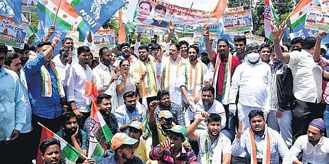 ನ್ಯಾಶನಲ್ ಸ್ಟೂಡೆಂಟ್ಸ್ ಯೂನಿಯನ್ ಆಫ್ ಇಂಡಿಯಾ ಸದಸ್ಯರು ಸರ್ಕಾರದ ದೇವಾಲಯ ತೆರವು ಕ್ರಮದ ವಿರುದ್ಧ ಶನಿವಾರ ಪ್ರತಿಭಟನೆ ನಡೆಸಿದರು.