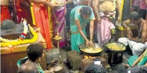 ಕುದಿಯುವ ಎಣ್ಣೆಯಲ್ಲಿ ಕೈಯನ್ನು ಅದ್ದಿದ ಭಕ್ತರೊಬ್ಬರು