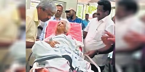 ಸ್ಟ್ರೆಚರ್ನಲ್ಲಿಯೇ ಸರ್ಕಾರಿ ಕಚೇರಿಗೆ ಬಂದಿದ್ದ ಮಹಾದೇವಿ ಅಗಸಿಮನಿ